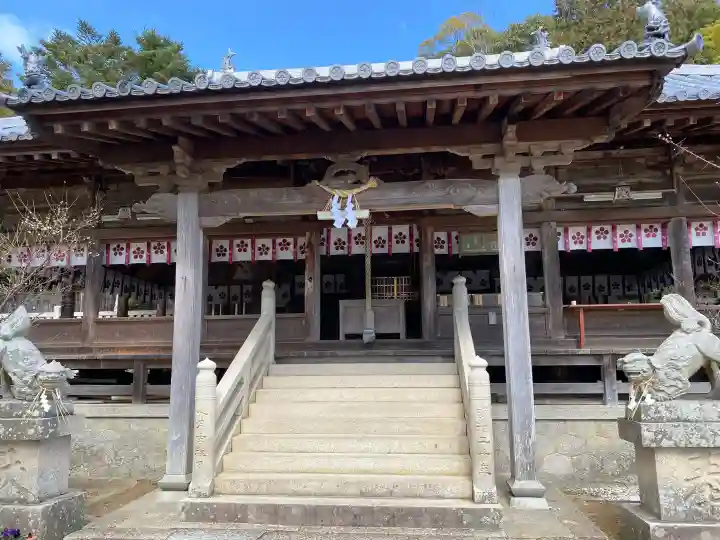 河上神社の{uncategorized: "未分類", other: "その他", undefined: "問題あり", building: "その他建物", grave: "お墓", sacred_gate: "鳥居", guardian: "狛犬", statue: "像", buddha: "仏像", history: "歴史", nature: "自然", garden: "庭園", animal: "動物", pagoda: "塔", temizu: "手水舎", mountain_gate: "山門・神門", sanctuary: "本殿・本堂", subordinate: "末社・摂社", art: "芸術", scenery: "景色", jizo: "地蔵", ema: "絵馬", goshuin: "御朱印", omikuji: "おみくじ", items: "授与品その他", amulet: "お守り", goshuincho: "御朱印帳", eats: "食事", festival: "お祭り", votive_dance: "神楽", shichigosan: "七五三参", wedding: "結婚式", experience: "体験その他", initially: "初詣", around: "周辺", anti_infection: "感染症対策"}