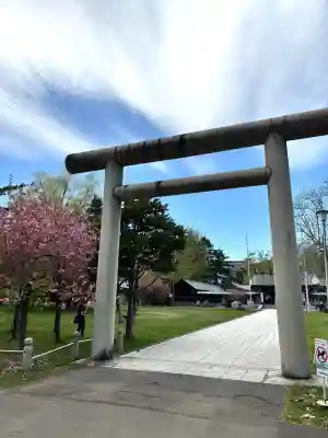札幌護國神社の{uncategorized: "未分類", other: "その他", undefined: "問題あり", building: "その他建物", grave: "お墓", sacred_gate: "鳥居", guardian: "狛犬", statue: "像", buddha: "仏像", history: "歴史", nature: "自然", garden: "庭園", animal: "動物", pagoda: "塔", temizu: "手水舎", mountain_gate: "山門・神門", sanctuary: "本殿・本堂", subordinate: "末社・摂社", art: "芸術", scenery: "景色", jizo: "地蔵", ema: "絵馬", goshuin: "御朱印", omikuji: "おみくじ", items: "授与品その他", amulet: "お守り", goshuincho: "御朱印帳", eats: "食事", festival: "お祭り", votive_dance: "神楽", shichigosan: "七五三参", wedding: "結婚式", experience: "体験その他", initially: "初詣", around: "周辺", anti_infection: "感染症対策"}