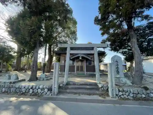 八雲神社（西肥留町）の{uncategorized: "未分類", other: "その他", undefined: "問題あり", building: "その他建物", grave: "お墓", sacred_gate: "鳥居", guardian: "狛犬", statue: "像", buddha: "仏像", history: "歴史", nature: "自然", garden: "庭園", animal: "動物", pagoda: "塔", temizu: "手水舎", mountain_gate: "山門・神門", sanctuary: "本殿・本堂", subordinate: "末社・摂社", art: "芸術", scenery: "景色", jizo: "地蔵", ema: "絵馬", goshuin: "御朱印", omikuji: "おみくじ", items: "授与品その他", amulet: "お守り", goshuincho: "御朱印帳", eats: "食事", festival: "お祭り", votive_dance: "神楽", shichigosan: "七五三参", wedding: "結婚式", experience: "体験その他", initially: "初詣", around: "周辺", anti_infection: "感染症対策"}