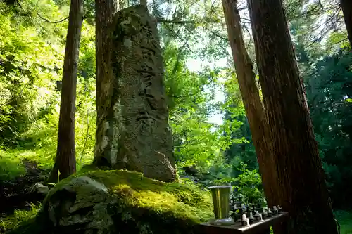 八海山尊神社の建物その他