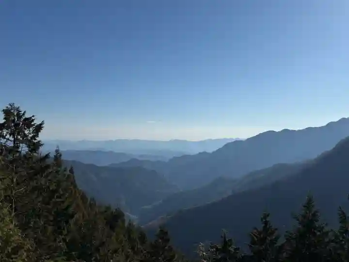 三峯神社の{uncategorized: "未分類", other: "その他", undefined: "問題あり", building: "その他建物", grave: "お墓", sacred_gate: "鳥居", guardian: "狛犬", statue: "像", buddha: "仏像", history: "歴史", nature: "自然", garden: "庭園", animal: "動物", pagoda: "塔", temizu: "手水舎", mountain_gate: "山門・神門", sanctuary: "本殿・本堂", subordinate: "末社・摂社", art: "芸術", scenery: "景色", jizo: "地蔵", ema: "絵馬", goshuin: "御朱印", omikuji: "おみくじ", items: "授与品その他", amulet: "お守り", goshuincho: "御朱印帳", eats: "食事", festival: "お祭り", votive_dance: "神楽", shichigosan: "七五三参", wedding: "結婚式", experience: "体験その他", initially: "初詣", around: "周辺", anti_infection: "感染症対策"}