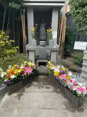 花岳院の{uncategorized: "未分類", other: "その他", undefined: "問題あり", building: "その他建物", grave: "お墓", sacred_gate: "鳥居", guardian: "狛犬", statue: "像", buddha: "仏像", history: "歴史", nature: "自然", garden: "庭園", animal: "動物", pagoda: "塔", temizu: "手水舎", mountain_gate: "山門・神門", sanctuary: "本殿・本堂", subordinate: "末社・摂社", art: "芸術", scenery: "景色", jizo: "地蔵", ema: "絵馬", goshuin: "御朱印", omikuji: "おみくじ", items: "授与品その他", amulet: "お守り", goshuincho: "御朱印帳", eats: "食事", festival: "お祭り", votive_dance: "神楽", shichigosan: "七五三参", wedding: "結婚式", experience: "体験その他", initially: "初詣", around: "周辺", anti_infection: "感染症対策"}