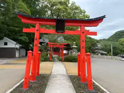 鳥居から拝殿を望む