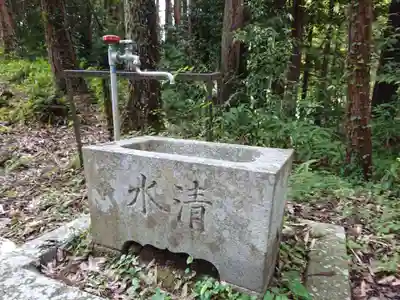 神明社の手水舎