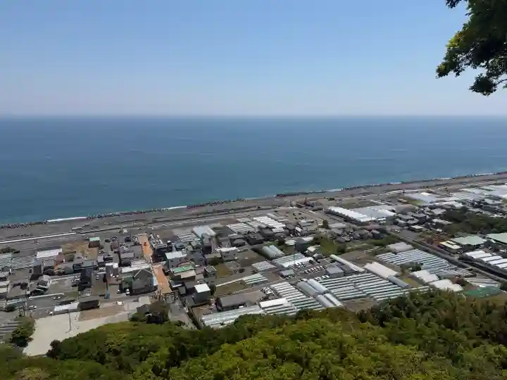 久能山東照宮の{uncategorized: "未分類", other: "その他", undefined: "問題あり", building: "その他建物", grave: "お墓", sacred_gate: "鳥居", guardian: "狛犬", statue: "像", buddha: "仏像", history: "歴史", nature: "自然", garden: "庭園", animal: "動物", pagoda: "塔", temizu: "手水舎", mountain_gate: "山門・神門", sanctuary: "本殿・本堂", subordinate: "末社・摂社", art: "芸術", scenery: "景色", jizo: "地蔵", ema: "絵馬", goshuin: "御朱印", omikuji: "おみくじ", items: "授与品その他", amulet: "お守り", goshuincho: "御朱印帳", eats: "食事", festival: "お祭り", votive_dance: "神楽", shichigosan: "七五三参", wedding: "結婚式", experience: "体験その他", initially: "初詣", around: "周辺", anti_infection: "感染症対策"}