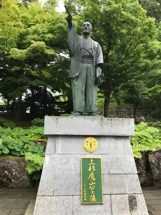 上杉神社の像