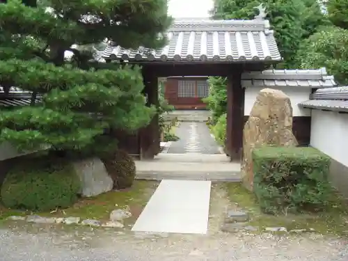 栄春寺の山門