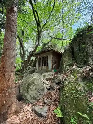 正一位石倉稲荷神社の{uncategorized: "未分類", other: "その他", undefined: "問題あり", building: "その他建物", grave: "お墓", sacred_gate: "鳥居", guardian: "狛犬", statue: "像", buddha: "仏像", history: "歴史", nature: "自然", garden: "庭園", animal: "動物", pagoda: "塔", temizu: "手水舎", mountain_gate: "山門・神門", sanctuary: "本殿・本堂", subordinate: "末社・摂社", art: "芸術", scenery: "景色", jizo: "地蔵", ema: "絵馬", goshuin: "御朱印", omikuji: "おみくじ", items: "授与品その他", amulet: "お守り", goshuincho: "御朱印帳", eats: "食事", festival: "お祭り", votive_dance: "神楽", shichigosan: "七五三参", wedding: "結婚式", experience: "体験その他", initially: "初詣", around: "周辺", anti_infection: "感染症対策"}