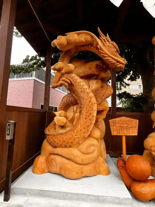 諏訪神社の{uncategorized: "未分類", other: "その他", undefined: "問題あり", building: "その他建物", grave: "お墓", sacred_gate: "鳥居", guardian: "狛犬", statue: "像", buddha: "仏像", history: "歴史", nature: "自然", garden: "庭園", animal: "動物", pagoda: "塔", temizu: "手水舎", mountain_gate: "山門・神門", sanctuary: "本殿・本堂", subordinate: "末社・摂社", art: "芸術", scenery: "景色", jizo: "地蔵", ema: "絵馬", goshuin: "御朱印", omikuji: "おみくじ", items: "授与品その他", amulet: "お守り", goshuincho: "御朱印帳", eats: "食事", festival: "お祭り", votive_dance: "神楽", shichigosan: "七五三参", wedding: "結婚式", experience: "体験その他", initially: "初詣", around: "周辺", anti_infection: "感染症対策"}