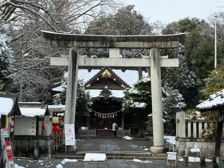 玉敷神社の{uncategorized: "未分類", other: "その他", undefined: "問題あり", building: "その他建物", grave: "お墓", sacred_gate: "鳥居", guardian: "狛犬", statue: "像", buddha: "仏像", history: "歴史", nature: "自然", garden: "庭園", animal: "動物", pagoda: "塔", temizu: "手水舎", mountain_gate: "山門・神門", sanctuary: "本殿・本堂", subordinate: "末社・摂社", art: "芸術", scenery: "景色", jizo: "地蔵", ema: "絵馬", goshuin: "御朱印", omikuji: "おみくじ", items: "授与品その他", amulet: "お守り", goshuincho: "御朱印帳", eats: "食事", festival: "お祭り", votive_dance: "神楽", shichigosan: "七五三参", wedding: "結婚式", experience: "体験その他", initially: "初詣", around: "周辺", anti_infection: "感染症対策"}