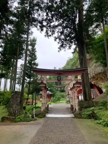 達谷西光寺の鳥居