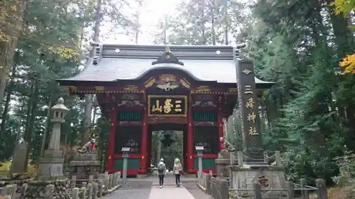 三峯神社の山門