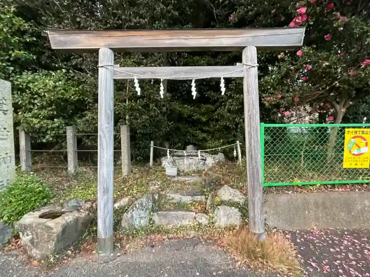 箕曲神社の{uncategorized: "未分類", other: "その他", undefined: "問題あり", building: "その他建物", grave: "お墓", sacred_gate: "鳥居", guardian: "狛犬", statue: "像", buddha: "仏像", history: "歴史", nature: "自然", garden: "庭園", animal: "動物", pagoda: "塔", temizu: "手水舎", mountain_gate: "山門・神門", sanctuary: "本殿・本堂", subordinate: "末社・摂社", art: "芸術", scenery: "景色", jizo: "地蔵", ema: "絵馬", goshuin: "御朱印", omikuji: "おみくじ", items: "授与品その他", amulet: "お守り", goshuincho: "御朱印帳", eats: "食事", festival: "お祭り", votive_dance: "神楽", shichigosan: "七五三参", wedding: "結婚式", experience: "体験その他", initially: "初詣", around: "周辺", anti_infection: "感染症対策"}