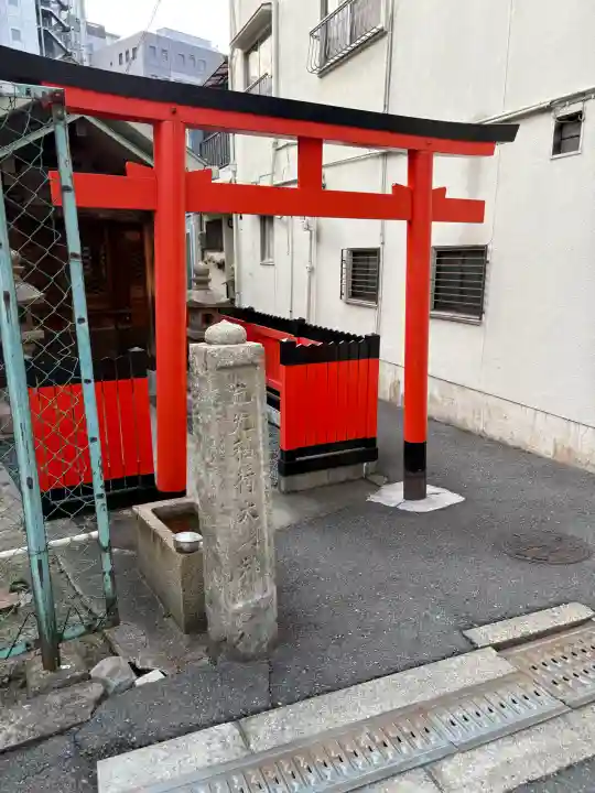 荒光稲荷大明神の{uncategorized: "未分類", other: "その他", undefined: "問題あり", building: "その他建物", grave: "お墓", sacred_gate: "鳥居", guardian: "狛犬", statue: "像", buddha: "仏像", history: "歴史", nature: "自然", garden: "庭園", animal: "動物", pagoda: "塔", temizu: "手水舎", mountain_gate: "山門・神門", sanctuary: "本殿・本堂", subordinate: "末社・摂社", art: "芸術", scenery: "景色", jizo: "地蔵", ema: "絵馬", goshuin: "御朱印", omikuji: "おみくじ", items: "授与品その他", amulet: "お守り", goshuincho: "御朱印帳", eats: "食事", festival: "お祭り", votive_dance: "神楽", shichigosan: "七五三参", wedding: "結婚式", experience: "体験その他", initially: "初詣", around: "周辺", anti_infection: "感染症対策"}