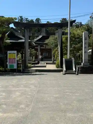 荘内神社の{uncategorized: "未分類", other: "その他", undefined: "問題あり", building: "その他建物", grave: "お墓", sacred_gate: "鳥居", guardian: "狛犬", statue: "像", buddha: "仏像", history: "歴史", nature: "自然", garden: "庭園", animal: "動物", pagoda: "塔", temizu: "手水舎", mountain_gate: "山門・神門", sanctuary: "本殿・本堂", subordinate: "末社・摂社", art: "芸術", scenery: "景色", jizo: "地蔵", ema: "絵馬", goshuin: "御朱印", omikuji: "おみくじ", items: "授与品その他", amulet: "お守り", goshuincho: "御朱印帳", eats: "食事", festival: "お祭り", votive_dance: "神楽", shichigosan: "七五三参", wedding: "結婚式", experience: "体験その他", initially: "初詣", around: "周辺", anti_infection: "感染症対策"}