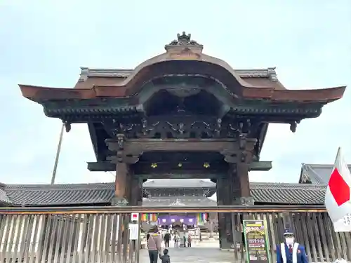 本山専修寺の山門・神門