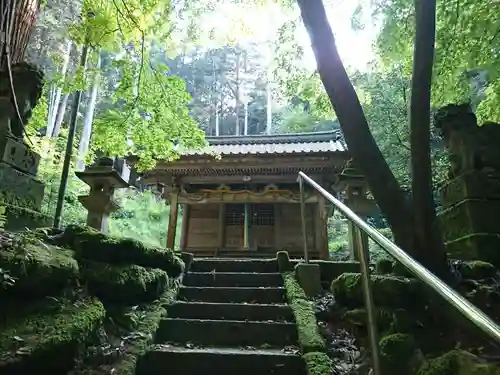 白山神社の本殿