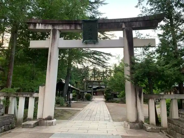 上杉神社の{uncategorized: "未分類", other: "その他", undefined: "問題あり", building: "その他建物", grave: "お墓", sacred_gate: "鳥居", guardian: "狛犬", statue: "像", buddha: "仏像", history: "歴史", nature: "自然", garden: "庭園", animal: "動物", pagoda: "塔", temizu: "手水舎", mountain_gate: "山門・神門", sanctuary: "本殿・本堂", subordinate: "末社・摂社", art: "芸術", scenery: "景色", jizo: "地蔵", ema: "絵馬", goshuin: "御朱印", omikuji: "おみくじ", items: "授与品その他", amulet: "お守り", goshuincho: "御朱印帳", eats: "食事", festival: "お祭り", votive_dance: "神楽", shichigosan: "七五三参", wedding: "結婚式", experience: "体験その他", initially: "初詣", around: "周辺", anti_infection: "感染症対策"}