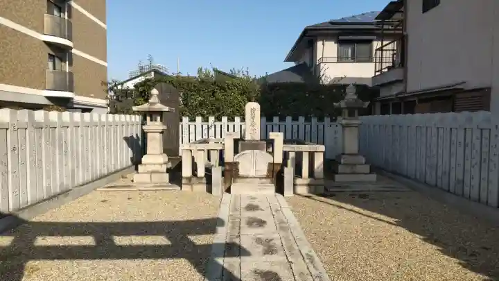 物部守屋墳の{uncategorized: "未分類", other: "その他", undefined: "問題あり", building: "その他建物", grave: "お墓", sacred_gate: "鳥居", guardian: "狛犬", statue: "像", buddha: "仏像", history: "歴史", nature: "自然", garden: "庭園", animal: "動物", pagoda: "塔", temizu: "手水舎", mountain_gate: "山門・神門", sanctuary: "本殿・本堂", subordinate: "末社・摂社", art: "芸術", scenery: "景色", jizo: "地蔵", ema: "絵馬", goshuin: "御朱印", omikuji: "おみくじ", items: "授与品その他", amulet: "お守り", goshuincho: "御朱印帳", eats: "食事", festival: "お祭り", votive_dance: "神楽", shichigosan: "七五三参", wedding: "結婚式", experience: "体験その他", initially: "初詣", around: "周辺", anti_infection: "感染症対策"}