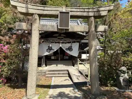 厳島神社の{uncategorized: "未分類", other: "その他", undefined: "問題あり", building: "その他建物", grave: "お墓", sacred_gate: "鳥居", guardian: "狛犬", statue: "像", buddha: "仏像", history: "歴史", nature: "自然", garden: "庭園", animal: "動物", pagoda: "塔", temizu: "手水舎", mountain_gate: "山門・神門", sanctuary: "本殿・本堂", subordinate: "末社・摂社", art: "芸術", scenery: "景色", jizo: "地蔵", ema: "絵馬", goshuin: "御朱印", omikuji: "おみくじ", items: "授与品その他", amulet: "お守り", goshuincho: "御朱印帳", eats: "食事", festival: "お祭り", votive_dance: "神楽", shichigosan: "七五三参", wedding: "結婚式", experience: "体験その他", initially: "初詣", around: "周辺", anti_infection: "感染症対策"}