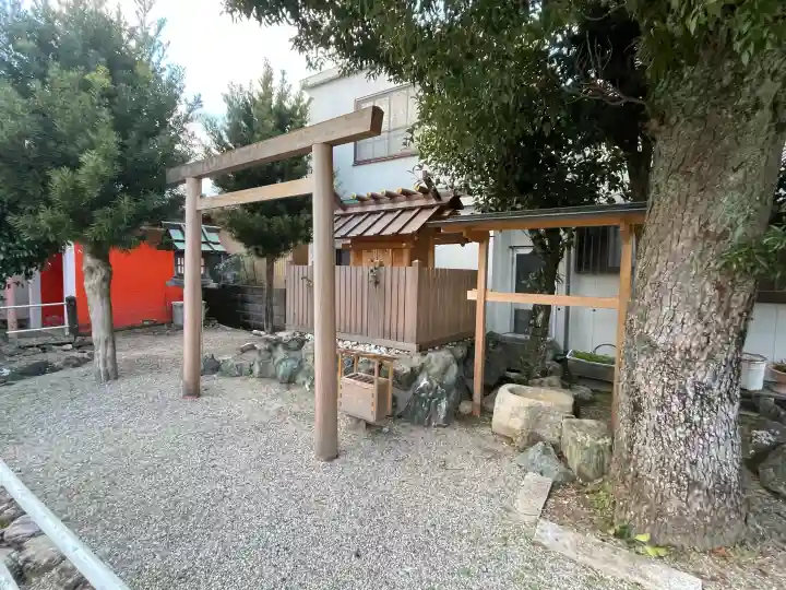 八幡神社(神社港)の{uncategorized: "未分類", other: "その他", undefined: "問題あり", building: "その他建物", grave: "お墓", sacred_gate: "鳥居", guardian: "狛犬", statue: "像", buddha: "仏像", history: "歴史", nature: "自然", garden: "庭園", animal: "動物", pagoda: "塔", temizu: "手水舎", mountain_gate: "山門・神門", sanctuary: "本殿・本堂", subordinate: "末社・摂社", art: "芸術", scenery: "景色", jizo: "地蔵", ema: "絵馬", goshuin: "御朱印", omikuji: "おみくじ", items: "授与品その他", amulet: "お守り", goshuincho: "御朱印帳", eats: "食事", festival: "お祭り", votive_dance: "神楽", shichigosan: "七五三参", wedding: "結婚式", experience: "体験その他", initially: "初詣", around: "周辺", anti_infection: "感染症対策"}