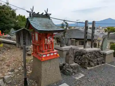 義照稲荷神社・稲荷命婦元宮（建勲神社末社）の{uncategorized: "未分類", other: "その他", undefined: "問題あり", building: "その他建物", grave: "お墓", sacred_gate: "鳥居", guardian: "狛犬", statue: "像", buddha: "仏像", history: "歴史", nature: "自然", garden: "庭園", animal: "動物", pagoda: "塔", temizu: "手水舎", mountain_gate: "山門・神門", sanctuary: "本殿・本堂", subordinate: "末社・摂社", art: "芸術", scenery: "景色", jizo: "地蔵", ema: "絵馬", goshuin: "御朱印", omikuji: "おみくじ", items: "授与品その他", amulet: "お守り", goshuincho: "御朱印帳", eats: "食事", festival: "お祭り", votive_dance: "神楽", shichigosan: "七五三参", wedding: "結婚式", experience: "体験その他", initially: "初詣", around: "周辺", anti_infection: "感染症対策"}