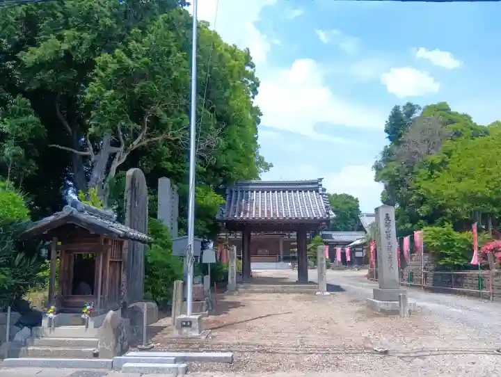 萬徳寺の{uncategorized: "未分類", other: "その他", undefined: "問題あり", building: "その他建物", grave: "お墓", sacred_gate: "鳥居", guardian: "狛犬", statue: "像", buddha: "仏像", history: "歴史", nature: "自然", garden: "庭園", animal: "動物", pagoda: "塔", temizu: "手水舎", mountain_gate: "山門・神門", sanctuary: "本殿・本堂", subordinate: "末社・摂社", art: "芸術", scenery: "景色", jizo: "地蔵", ema: "絵馬", goshuin: "御朱印", omikuji: "おみくじ", items: "授与品その他", amulet: "お守り", goshuincho: "御朱印帳", eats: "食事", festival: "お祭り", votive_dance: "神楽", shichigosan: "七五三参", wedding: "結婚式", experience: "体験その他", initially: "初詣", around: "周辺", anti_infection: "感染症対策"}