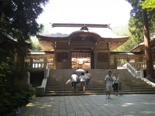 彌彦神社の山門