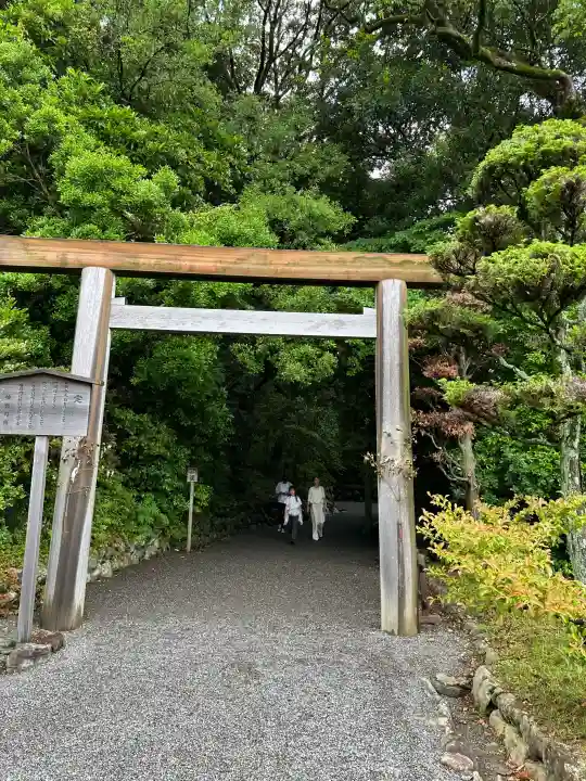 月讀宮(皇大神宮別宮)の{uncategorized: "未分類", other: "その他", undefined: "問題あり", building: "その他建物", grave: "お墓", sacred_gate: "鳥居", guardian: "狛犬", statue: "像", buddha: "仏像", history: "歴史", nature: "自然", garden: "庭園", animal: "動物", pagoda: "塔", temizu: "手水舎", mountain_gate: "山門・神門", sanctuary: "本殿・本堂", subordinate: "末社・摂社", art: "芸術", scenery: "景色", jizo: "地蔵", ema: "絵馬", goshuin: "御朱印", omikuji: "おみくじ", items: "授与品その他", amulet: "お守り", goshuincho: "御朱印帳", eats: "食事", festival: "お祭り", votive_dance: "神楽", shichigosan: "七五三参", wedding: "結婚式", experience: "体験その他", initially: "初詣", around: "周辺", anti_infection: "感染症対策"}