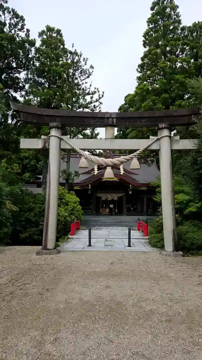 越中一宮 髙瀬神社の{uncategorized: "未分類", other: "その他", undefined: "問題あり", building: "その他建物", grave: "お墓", sacred_gate: "鳥居", guardian: "狛犬", statue: "像", buddha: "仏像", history: "歴史", nature: "自然", garden: "庭園", animal: "動物", pagoda: "塔", temizu: "手水舎", mountain_gate: "山門・神門", sanctuary: "本殿・本堂", subordinate: "末社・摂社", art: "芸術", scenery: "景色", jizo: "地蔵", ema: "絵馬", goshuin: "御朱印", omikuji: "おみくじ", items: "授与品その他", amulet: "お守り", goshuincho: "御朱印帳", eats: "食事", festival: "お祭り", votive_dance: "神楽", shichigosan: "七五三参", wedding: "結婚式", experience: "体験その他", initially: "初詣", around: "周辺", anti_infection: "感染症対策"}