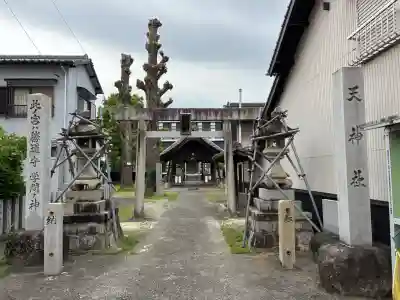 天神社（余坂天神社）の{uncategorized: "未分類", other: "その他", undefined: "問題あり", building: "その他建物", grave: "お墓", sacred_gate: "鳥居", guardian: "狛犬", statue: "像", buddha: "仏像", history: "歴史", nature: "自然", garden: "庭園", animal: "動物", pagoda: "塔", temizu: "手水舎", mountain_gate: "山門・神門", sanctuary: "本殿・本堂", subordinate: "末社・摂社", art: "芸術", scenery: "景色", jizo: "地蔵", ema: "絵馬", goshuin: "御朱印", omikuji: "おみくじ", items: "授与品その他", amulet: "お守り", goshuincho: "御朱印帳", eats: "食事", festival: "お祭り", votive_dance: "神楽", shichigosan: "七五三参", wedding: "結婚式", experience: "体験その他", initially: "初詣", around: "周辺", anti_infection: "感染症対策"}
