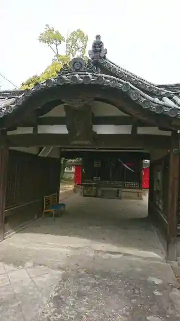 植槻八幡神社の山門