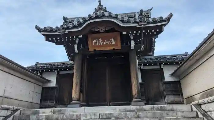 本伝寺の山門