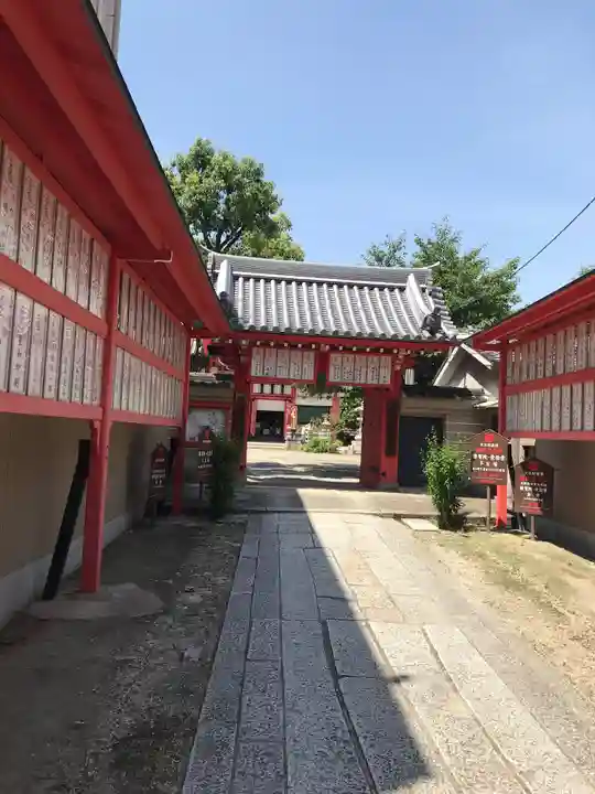 愛染堂勝鬘院の山門・神門