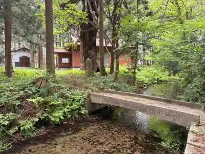 白藤神社の{uncategorized: "未分類", other: "その他", undefined: "問題あり", building: "その他建物", grave: "お墓", sacred_gate: "鳥居", guardian: "狛犬", statue: "像", buddha: "仏像", history: "歴史", nature: "自然", garden: "庭園", animal: "動物", pagoda: "塔", temizu: "手水舎", mountain_gate: "山門・神門", sanctuary: "本殿・本堂", subordinate: "末社・摂社", art: "芸術", scenery: "景色", jizo: "地蔵", ema: "絵馬", goshuin: "御朱印", omikuji: "おみくじ", items: "授与品その他", amulet: "お守り", goshuincho: "御朱印帳", eats: "食事", festival: "お祭り", votive_dance: "神楽", shichigosan: "七五三参", wedding: "結婚式", experience: "体験その他", initially: "初詣", around: "周辺", anti_infection: "感染症対策"}
