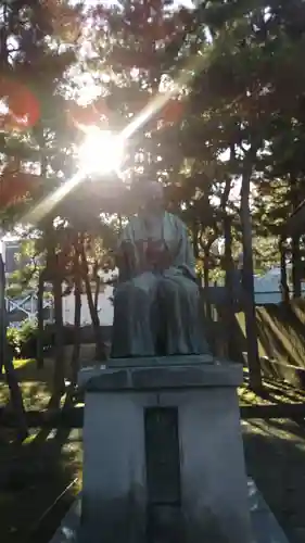 福井神社の像