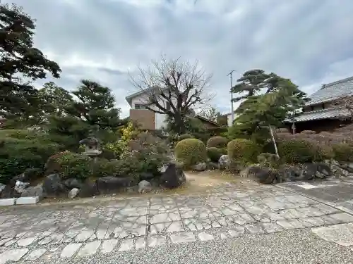 金鳳山 正法寺の{uncategorized: "未分類", other: "その他", undefined: "問題あり", building: "その他建物", grave: "お墓", sacred_gate: "鳥居", guardian: "狛犬", statue: "像", buddha: "仏像", history: "歴史", nature: "自然", garden: "庭園", animal: "動物", pagoda: "塔", temizu: "手水舎", mountain_gate: "山門・神門", sanctuary: "本殿・本堂", subordinate: "末社・摂社", art: "芸術", scenery: "景色", jizo: "地蔵", ema: "絵馬", goshuin: "御朱印", omikuji: "おみくじ", items: "授与品その他", amulet: "お守り", goshuincho: "御朱印帳", eats: "食事", festival: "お祭り", votive_dance: "神楽", shichigosan: "七五三参", wedding: "結婚式", experience: "体験その他", initially: "初詣", around: "周辺", anti_infection: "感染症対策"}