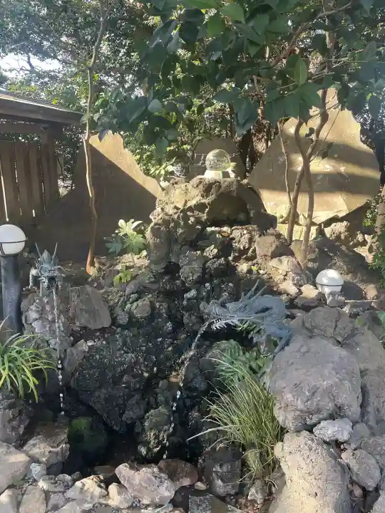 検見川神社の{uncategorized: "未分類", other: "その他", undefined: "問題あり", building: "その他建物", grave: "お墓", sacred_gate: "鳥居", guardian: "狛犬", statue: "像", buddha: "仏像", history: "歴史", nature: "自然", garden: "庭園", animal: "動物", pagoda: "塔", temizu: "手水舎", mountain_gate: "山門・神門", sanctuary: "本殿・本堂", subordinate: "末社・摂社", art: "芸術", scenery: "景色", jizo: "地蔵", ema: "絵馬", goshuin: "御朱印", omikuji: "おみくじ", items: "授与品その他", amulet: "お守り", goshuincho: "御朱印帳", eats: "食事", festival: "お祭り", votive_dance: "神楽", shichigosan: "七五三参", wedding: "結婚式", experience: "体験その他", initially: "初詣", around: "周辺", anti_infection: "感染症対策"}