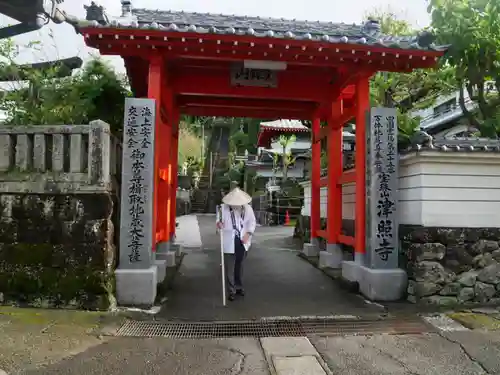 津照寺の山門・神門
