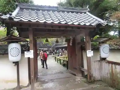 𠮷水神社（吉水神社）の山門・神門