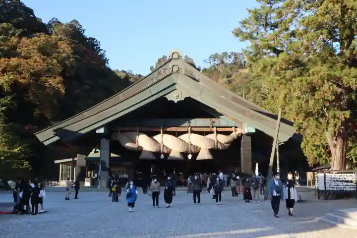 出雲大社の{uncategorized: "未分類", other: "その他", undefined: "問題あり", building: "その他建物", grave: "お墓", sacred_gate: "鳥居", guardian: "狛犬", statue: "像", buddha: "仏像", history: "歴史", nature: "自然", garden: "庭園", animal: "動物", pagoda: "塔", temizu: "手水舎", mountain_gate: "山門・神門", sanctuary: "本殿・本堂", subordinate: "末社・摂社", art: "芸術", scenery: "景色", jizo: "地蔵", ema: "絵馬", goshuin: "御朱印", omikuji: "おみくじ", items: "授与品その他", amulet: "お守り", goshuincho: "御朱印帳", eats: "食事", festival: "お祭り", votive_dance: "神楽", shichigosan: "七五三参", wedding: "結婚式", experience: "体験その他", initially: "初詣", around: "周辺", anti_infection: "感染症対策"}