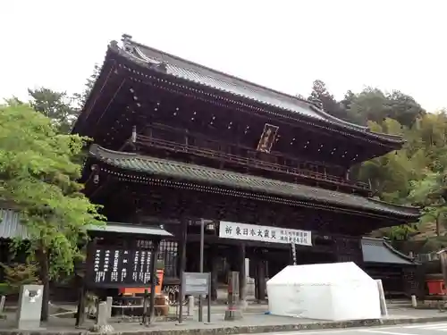 久遠寺の山門