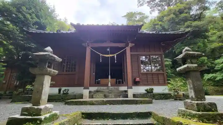 諏訪神社の{uncategorized: "未分類", other: "その他", undefined: "問題あり", building: "その他建物", grave: "お墓", sacred_gate: "鳥居", guardian: "狛犬", statue: "像", buddha: "仏像", history: "歴史", nature: "自然", garden: "庭園", animal: "動物", pagoda: "塔", temizu: "手水舎", mountain_gate: "山門・神門", sanctuary: "本殿・本堂", subordinate: "末社・摂社", art: "芸術", scenery: "景色", jizo: "地蔵", ema: "絵馬", goshuin: "御朱印", omikuji: "おみくじ", items: "授与品その他", amulet: "お守り", goshuincho: "御朱印帳", eats: "食事", festival: "お祭り", votive_dance: "神楽", shichigosan: "七五三参", wedding: "結婚式", experience: "体験その他", initially: "初詣", around: "周辺", anti_infection: "感染症対策"}