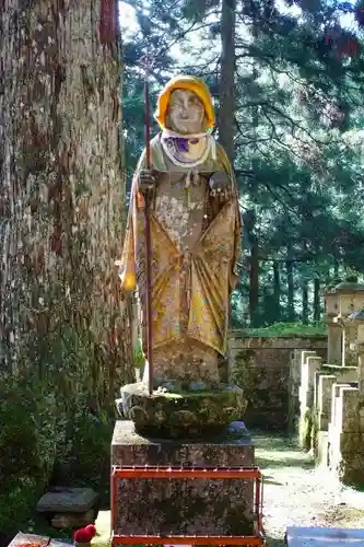 高野山金剛峯寺奥の院の像