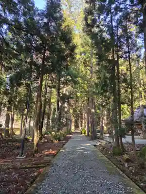 雄山神社中宮祈願殿の{uncategorized: "未分類", other: "その他", undefined: "問題あり", building: "その他建物", grave: "お墓", sacred_gate: "鳥居", guardian: "狛犬", statue: "像", buddha: "仏像", history: "歴史", nature: "自然", garden: "庭園", animal: "動物", pagoda: "塔", temizu: "手水舎", mountain_gate: "山門・神門", sanctuary: "本殿・本堂", subordinate: "末社・摂社", art: "芸術", scenery: "景色", jizo: "地蔵", ema: "絵馬", goshuin: "御朱印", omikuji: "おみくじ", items: "授与品その他", amulet: "お守り", goshuincho: "御朱印帳", eats: "食事", festival: "お祭り", votive_dance: "神楽", shichigosan: "七五三参", wedding: "結婚式", experience: "体験その他", initially: "初詣", around: "周辺", anti_infection: "感染症対策"}