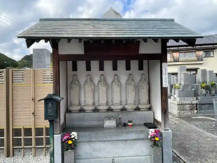 少林寺の{uncategorized: "未分類", other: "その他", undefined: "問題あり", building: "その他建物", grave: "お墓", sacred_gate: "鳥居", guardian: "狛犬", statue: "像", buddha: "仏像", history: "歴史", nature: "自然", garden: "庭園", animal: "動物", pagoda: "塔", temizu: "手水舎", mountain_gate: "山門・神門", sanctuary: "本殿・本堂", subordinate: "末社・摂社", art: "芸術", scenery: "景色", jizo: "地蔵", ema: "絵馬", goshuin: "御朱印", omikuji: "おみくじ", items: "授与品その他", amulet: "お守り", goshuincho: "御朱印帳", eats: "食事", festival: "お祭り", votive_dance: "神楽", shichigosan: "七五三参", wedding: "結婚式", experience: "体験その他", initially: "初詣", around: "周辺", anti_infection: "感染症対策"}
