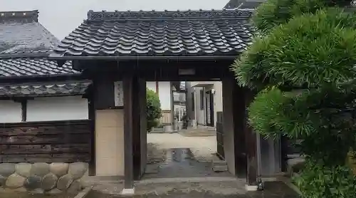 泉龍寺の山門