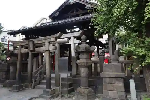 被官稲荷神社の鳥居