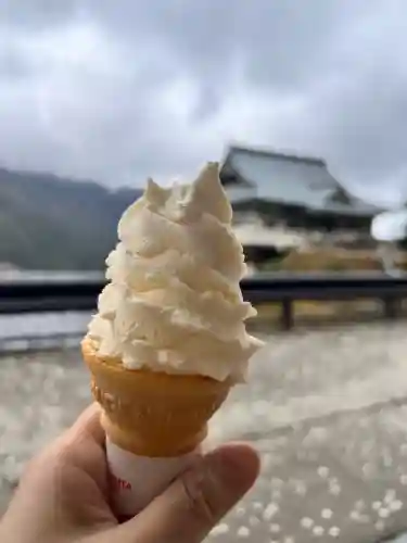 青岸渡寺の{uncategorized: "未分類", other: "その他", undefined: "問題あり", building: "その他建物", grave: "お墓", sacred_gate: "鳥居", guardian: "狛犬", statue: "像", buddha: "仏像", history: "歴史", nature: "自然", garden: "庭園", animal: "動物", pagoda: "塔", temizu: "手水舎", mountain_gate: "山門・神門", sanctuary: "本殿・本堂", subordinate: "末社・摂社", art: "芸術", scenery: "景色", jizo: "地蔵", ema: "絵馬", goshuin: "御朱印", omikuji: "おみくじ", items: "授与品その他", amulet: "お守り", goshuincho: "御朱印帳", eats: "食事", festival: "お祭り", votive_dance: "神楽", shichigosan: "七五三参", wedding: "結婚式", experience: "体験その他", initially: "初詣", around: "周辺", anti_infection: "感染症対策"}