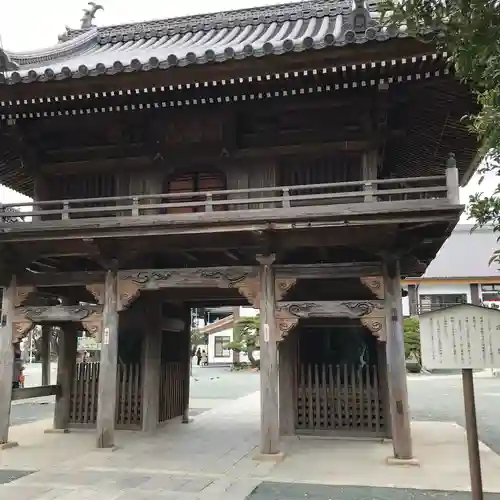 豊川閣　妙厳寺の山門